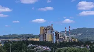 Ormanlık tepeler arasında çimento fabrikası