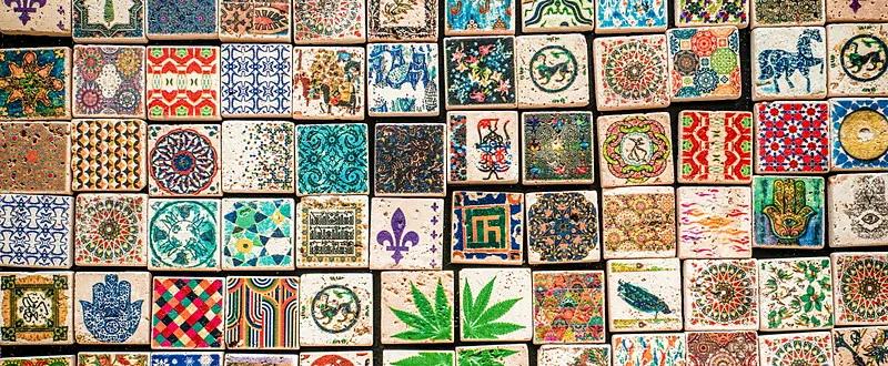 Duvara dizilmiş desenli seramik karolar