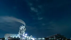 Gece çalışan petrokimya tesisi ve buhar bulutu
