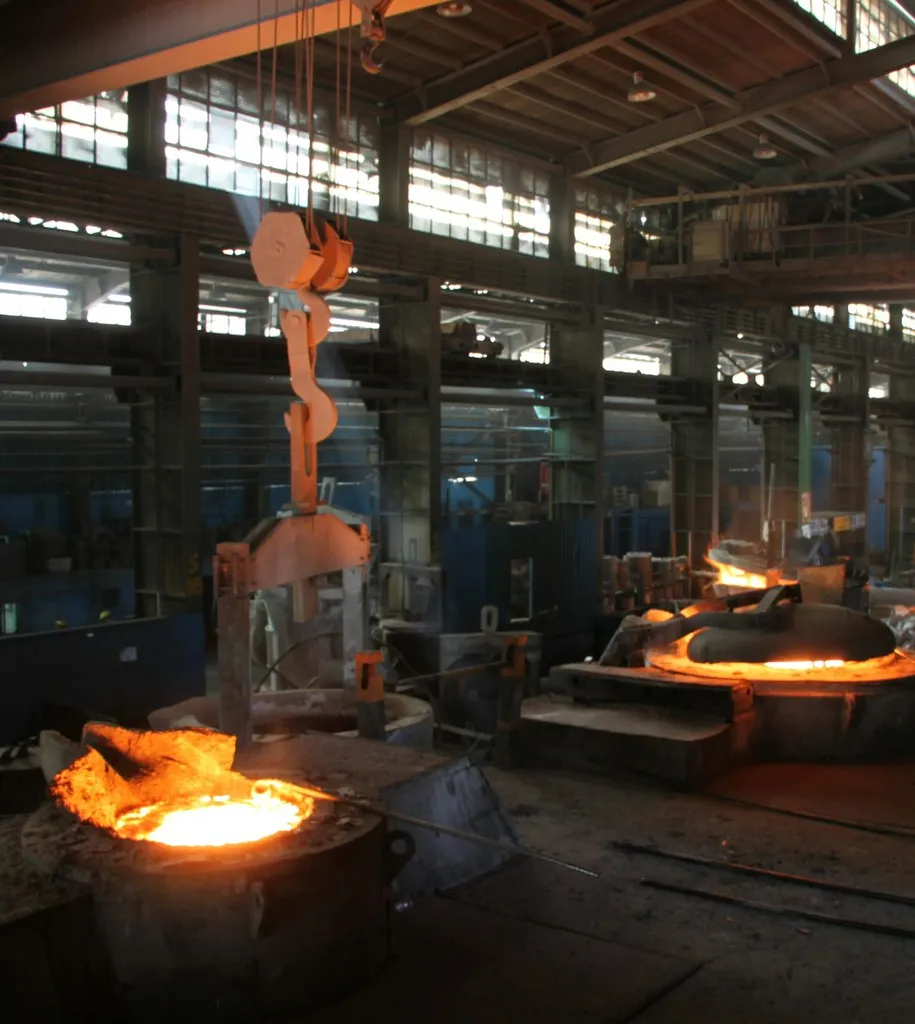 Dökümhane holünde eriyik metal potaları ve tavan vinci