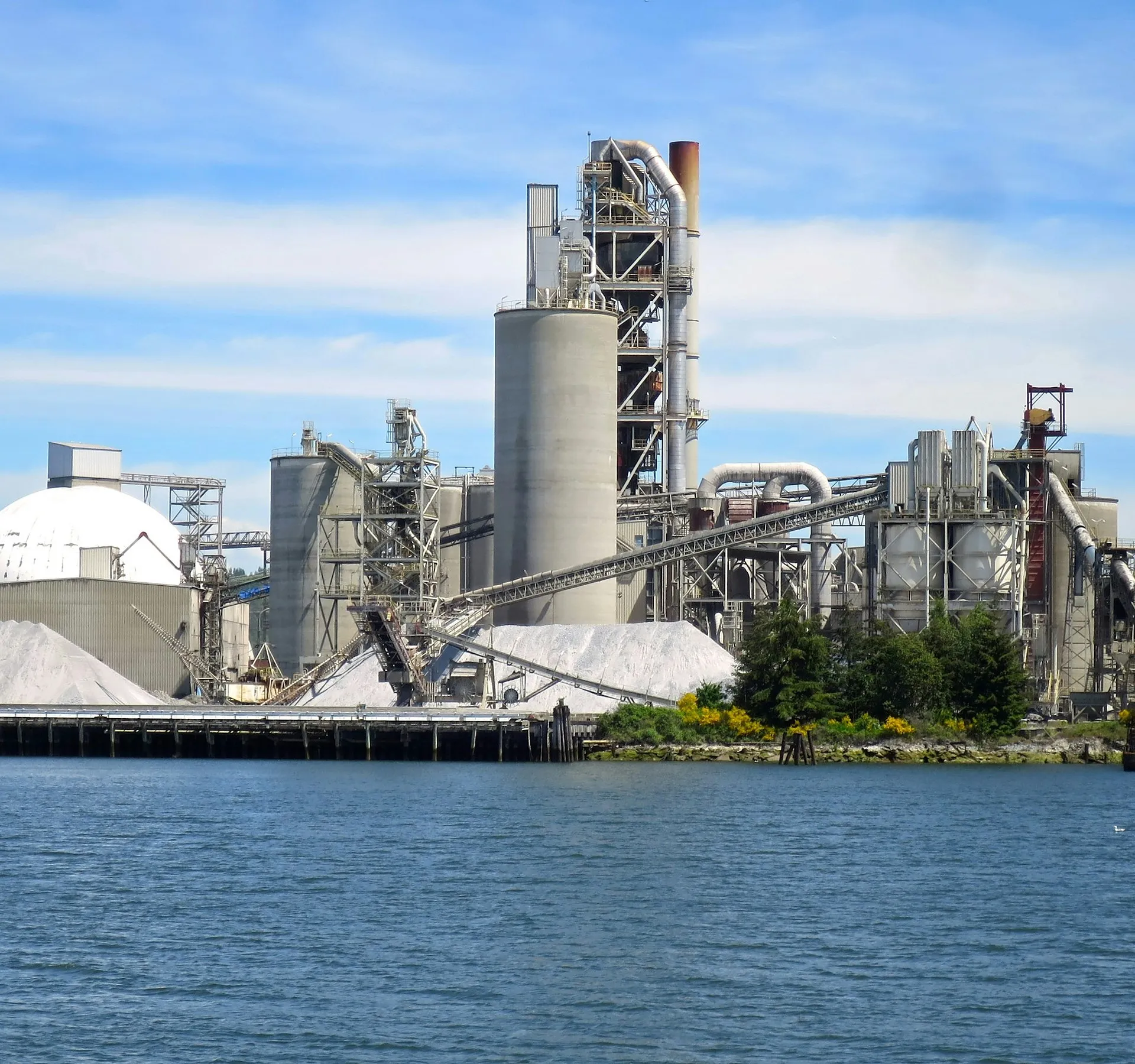Deniz kıyısındaki çimento fabrikası ve klinker stok alanı