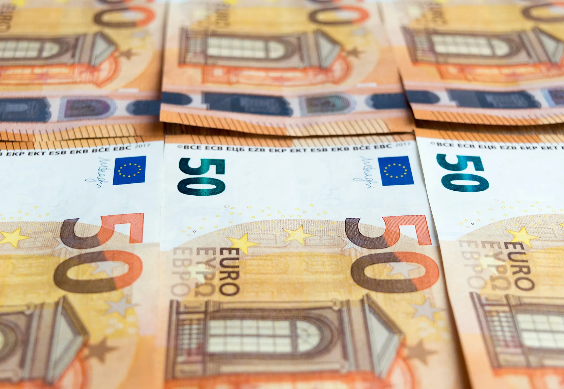 Yan yana dizilmiş 50 avroluk banknotlar