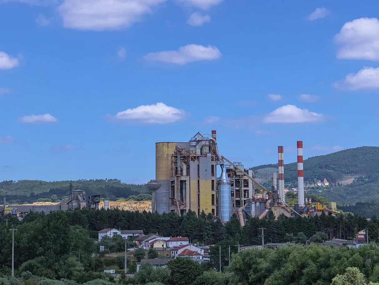 Bacaları görünen çimento fabrikası