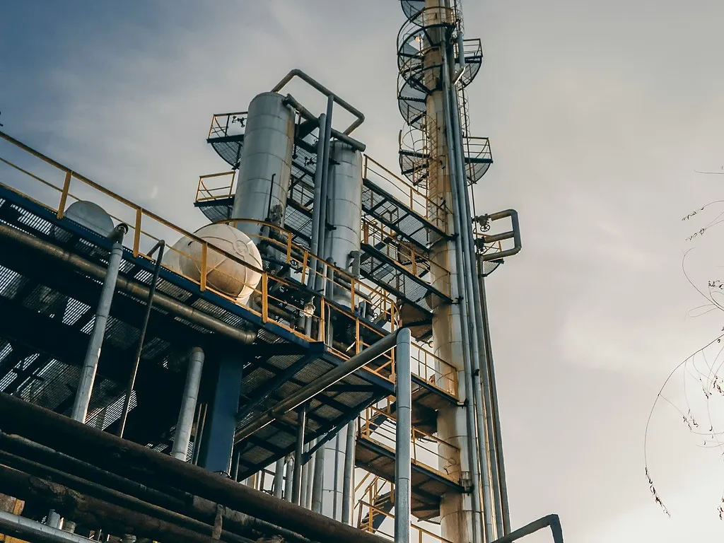 Enerji tesisinde proses kolonları ve baca hattı