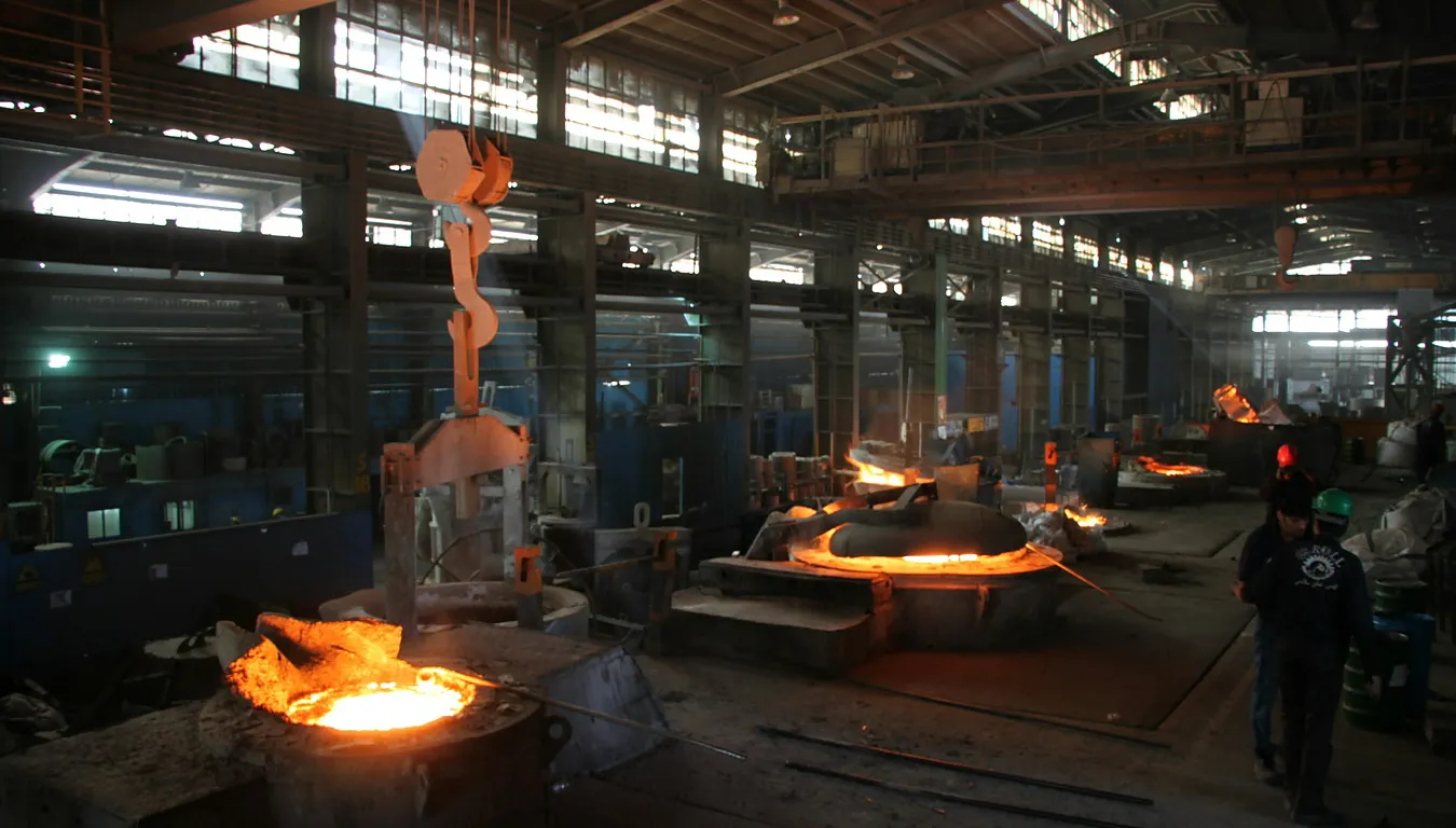 Dökümhanede pota ile ergimiş metal dökümü
