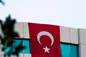 Bina cephesine asılmış Türk bayrağı