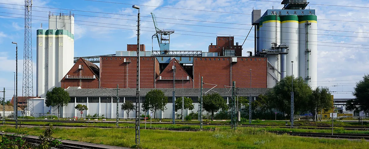 Demiryolu hattı kenarındaki üretim tesisi ve siloları
