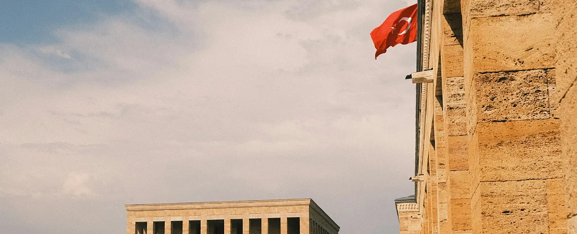 Türk bayrağı asılı taş kamu binası cephesi
