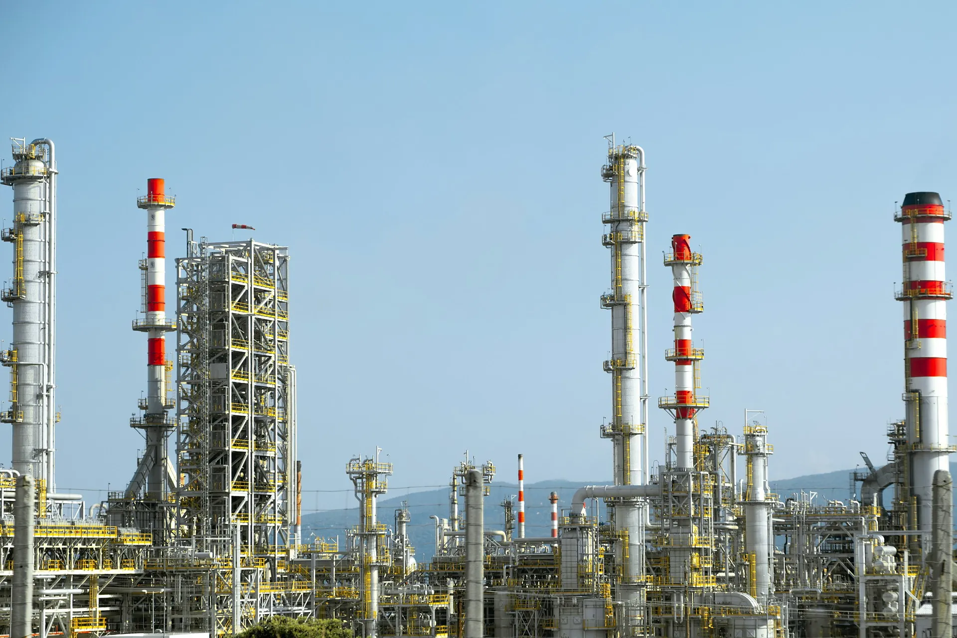 Damıtma kolonları ve bacalarıyla proses tesisi