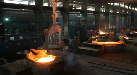 Dökümhane holünde ergimiş metal dolu potalar