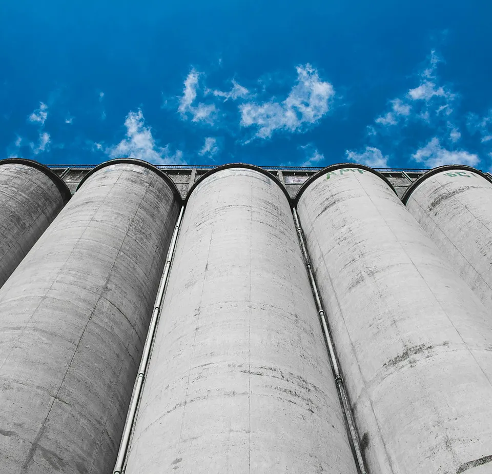 Gökyüzüne karşı yükselen beton çimento siloları