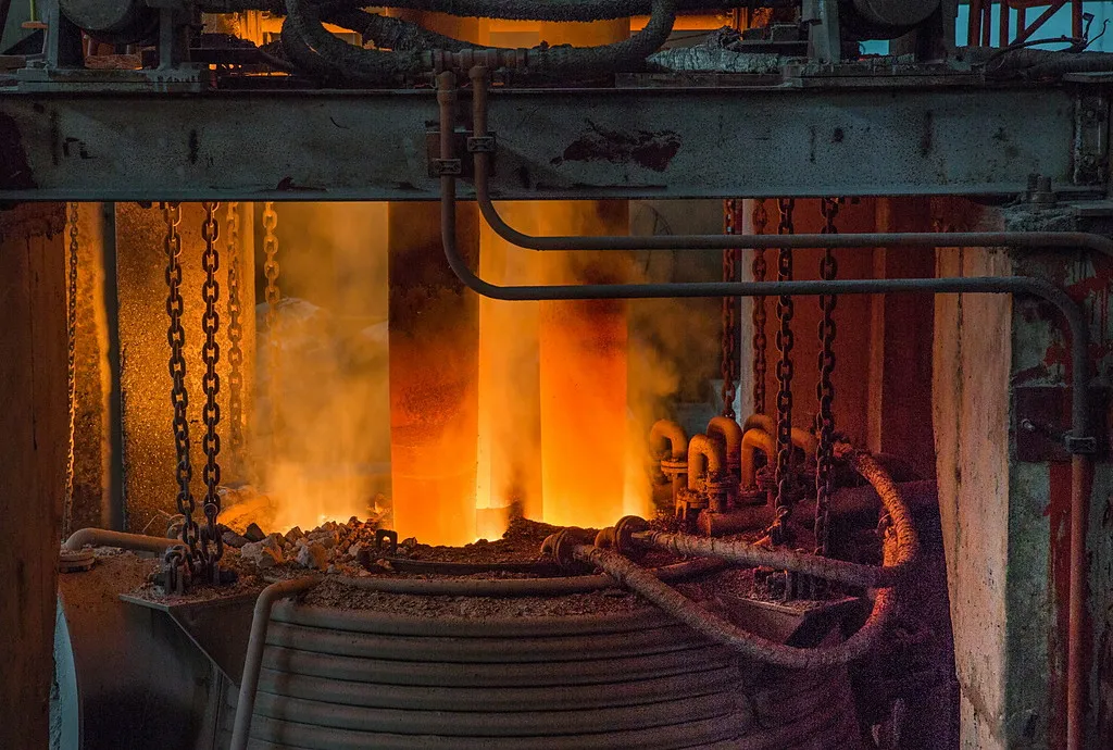 Çelikhanede ergimiş metal dolu pota