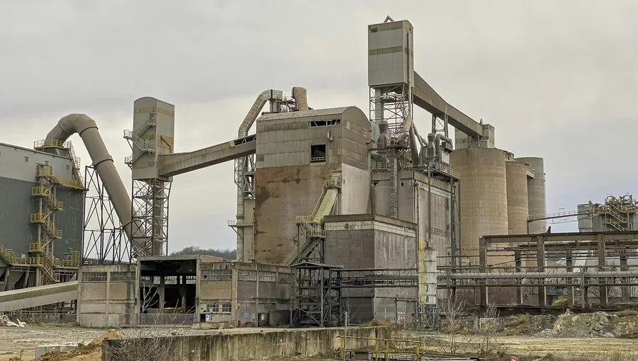 Çimento fabrikasının siloları ve üretim binaları