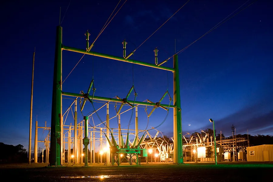 Alacakaranlıkta elektrik trafo merkezi