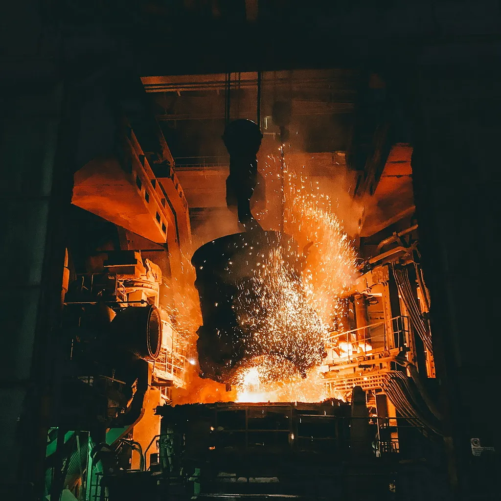 Döküm ocağında ergimiş metalin aktarılması