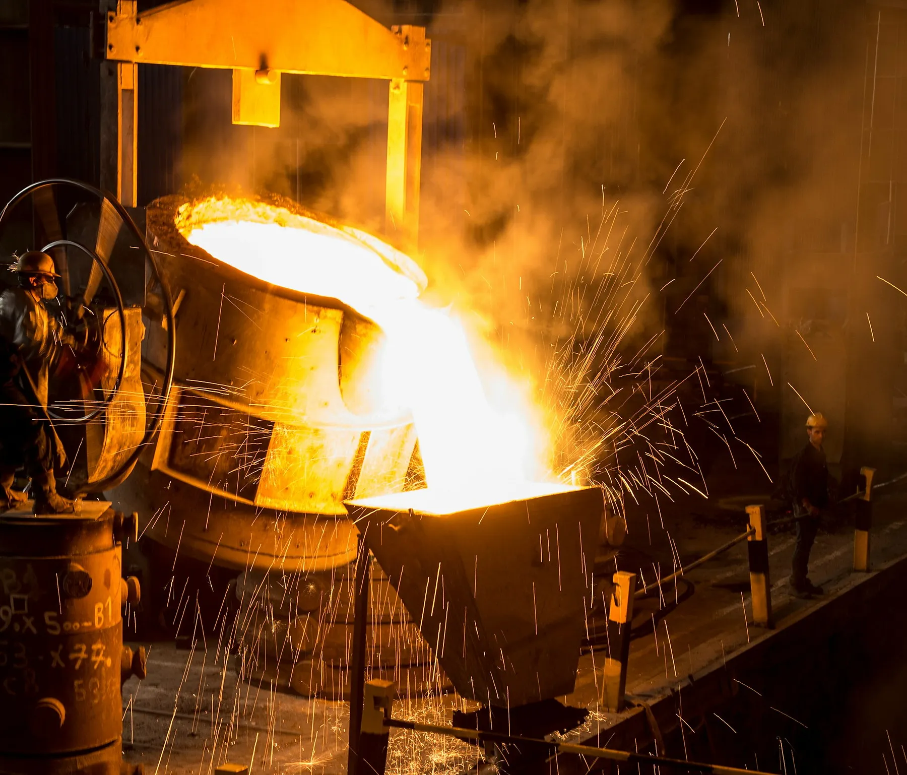 Ergitme ocağından potaya dökülen sıvı metal