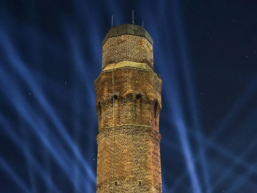 Tuğla örgülü fabrika bacası