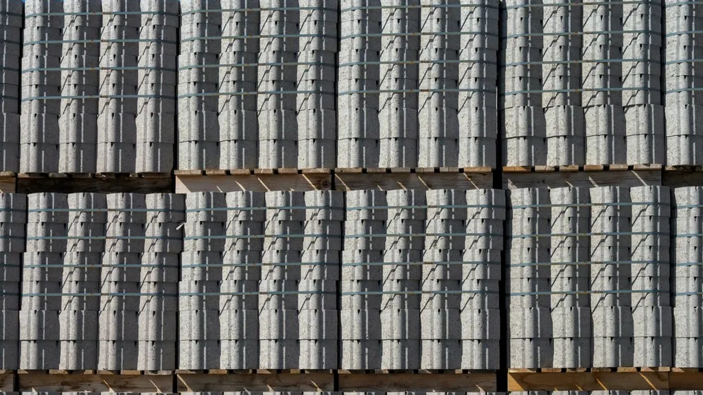 Paletlerde istiflenmiş beton ürünler