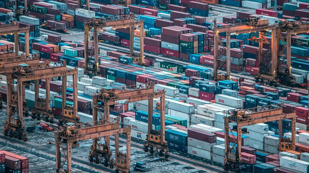 Konteyner sahasında istif makineleri ve dizilmiş konteynerler