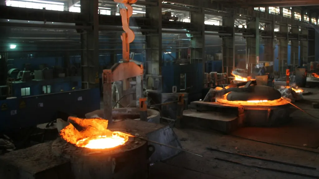 Dökümhane holünde ergimiş metal dolu potalar