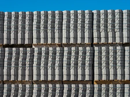Paletlerde istiflenmiş beton ürünler